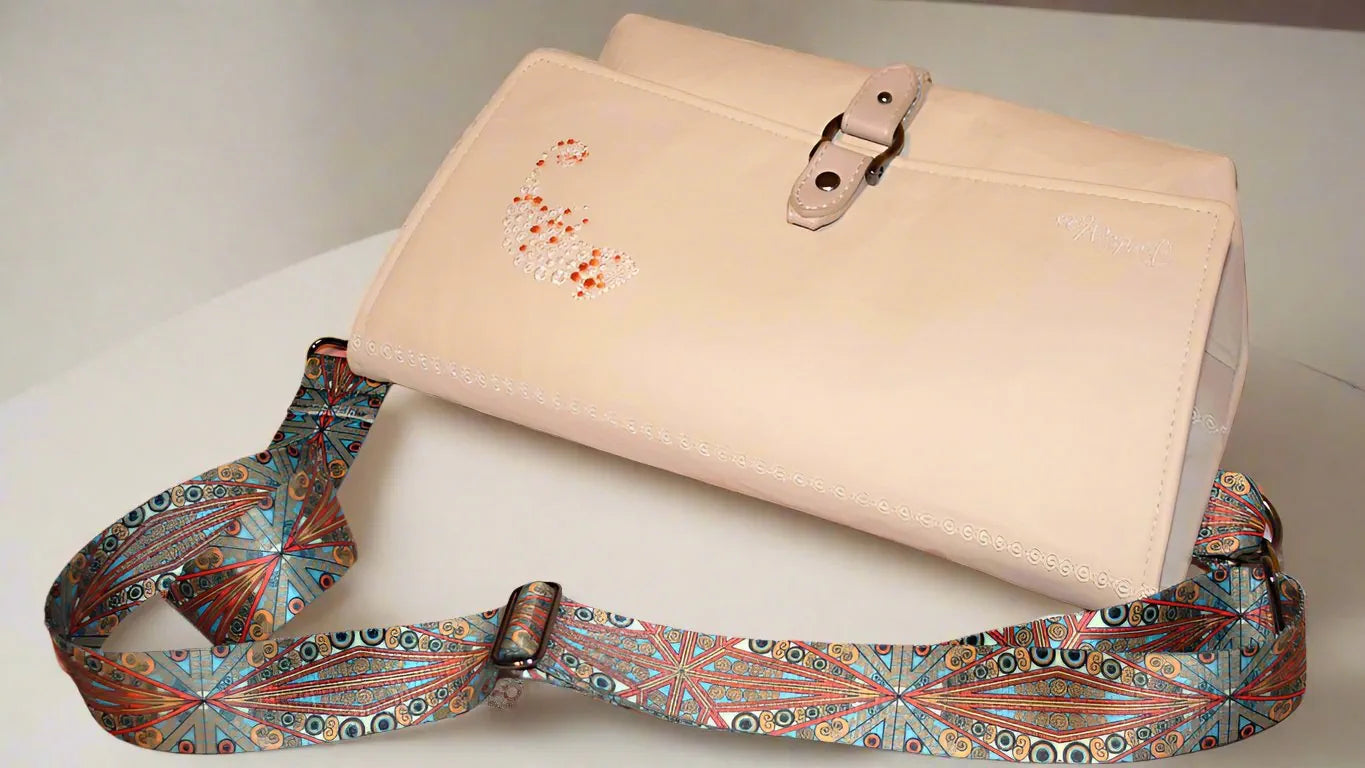 Handtasche aus Pinatex, beige, liegend