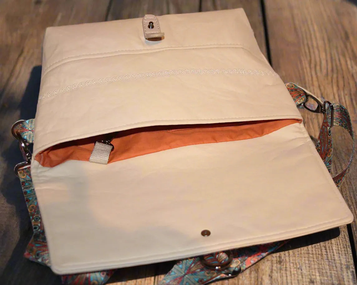 Handtasche aus Pinatex, beige, liegend, offen