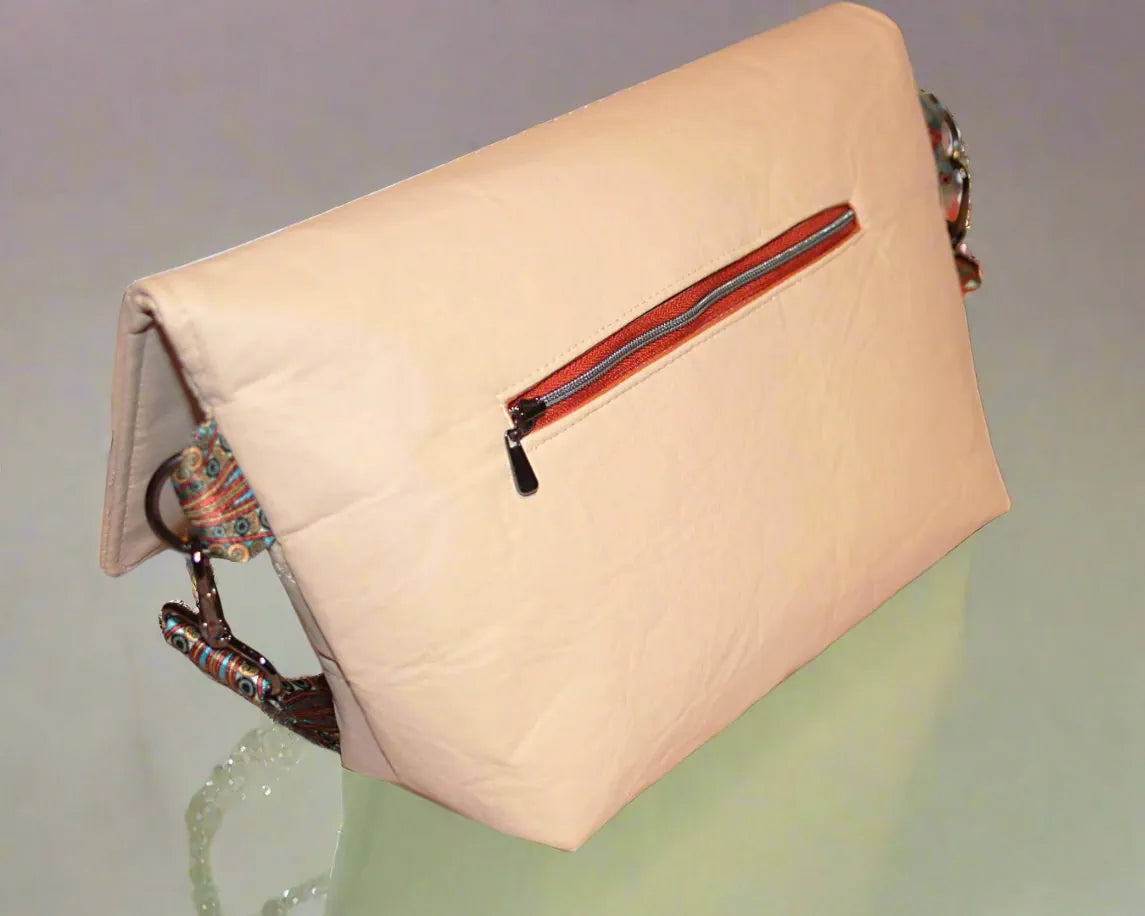 Handtasche aus Pinatex, beige, stehend, Rückseite
