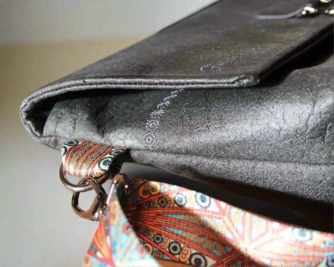 Handtasche aus Pinatex, schwarz, Detailansicht