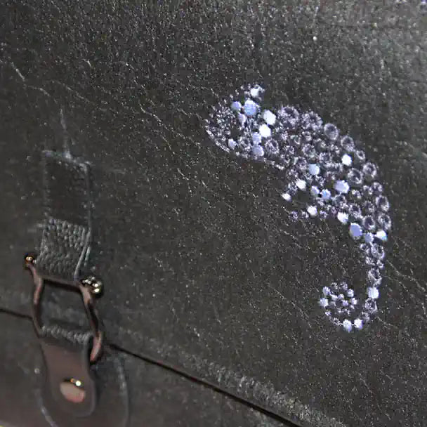 Handtasche aus Pinatex, schwarz, Detail Stickerei