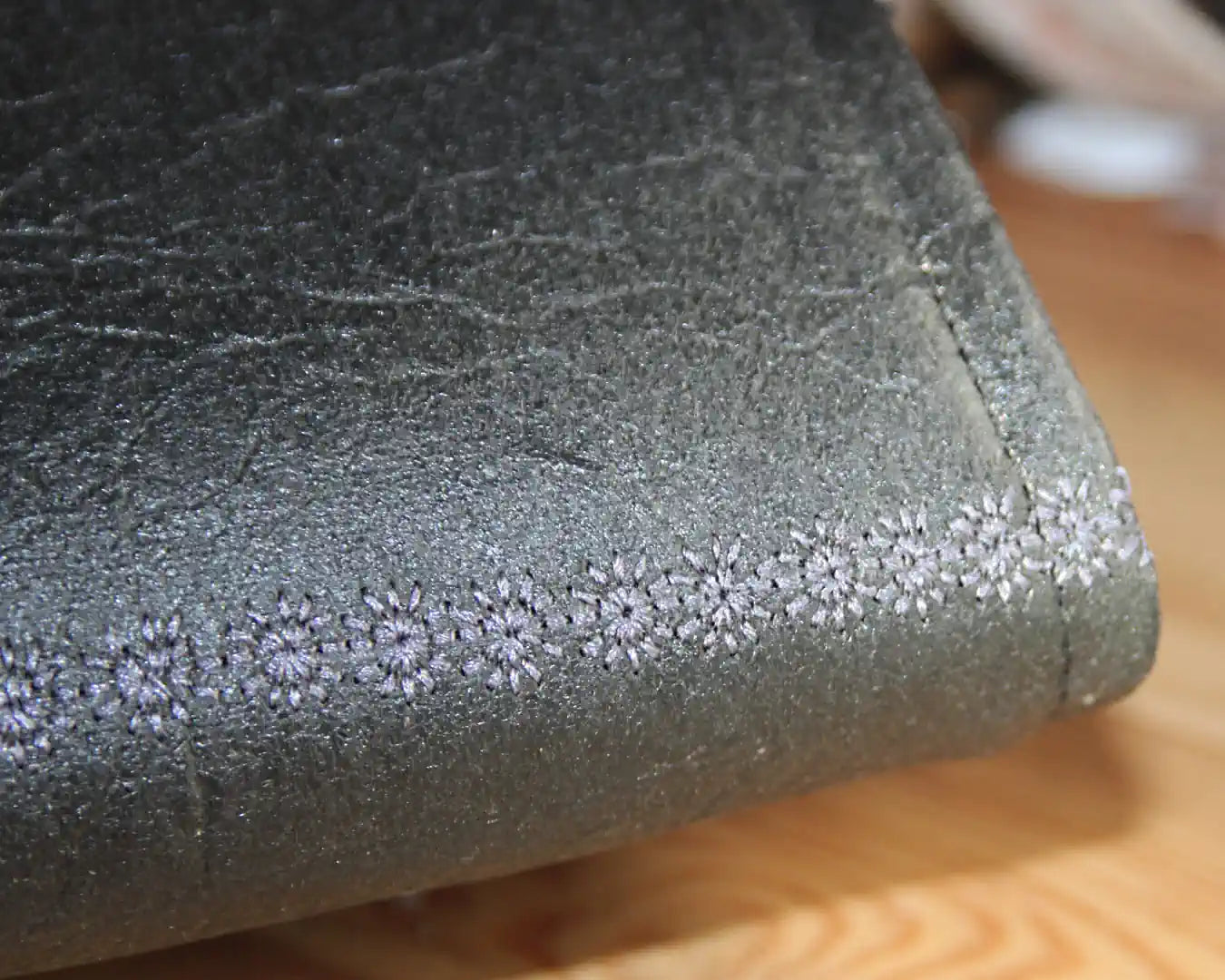 Handtasche aus Pinatex, schwarz, Detail Stickerei