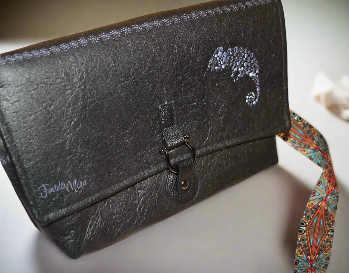 Handtasche aus Pinatex, schwarz, stehend