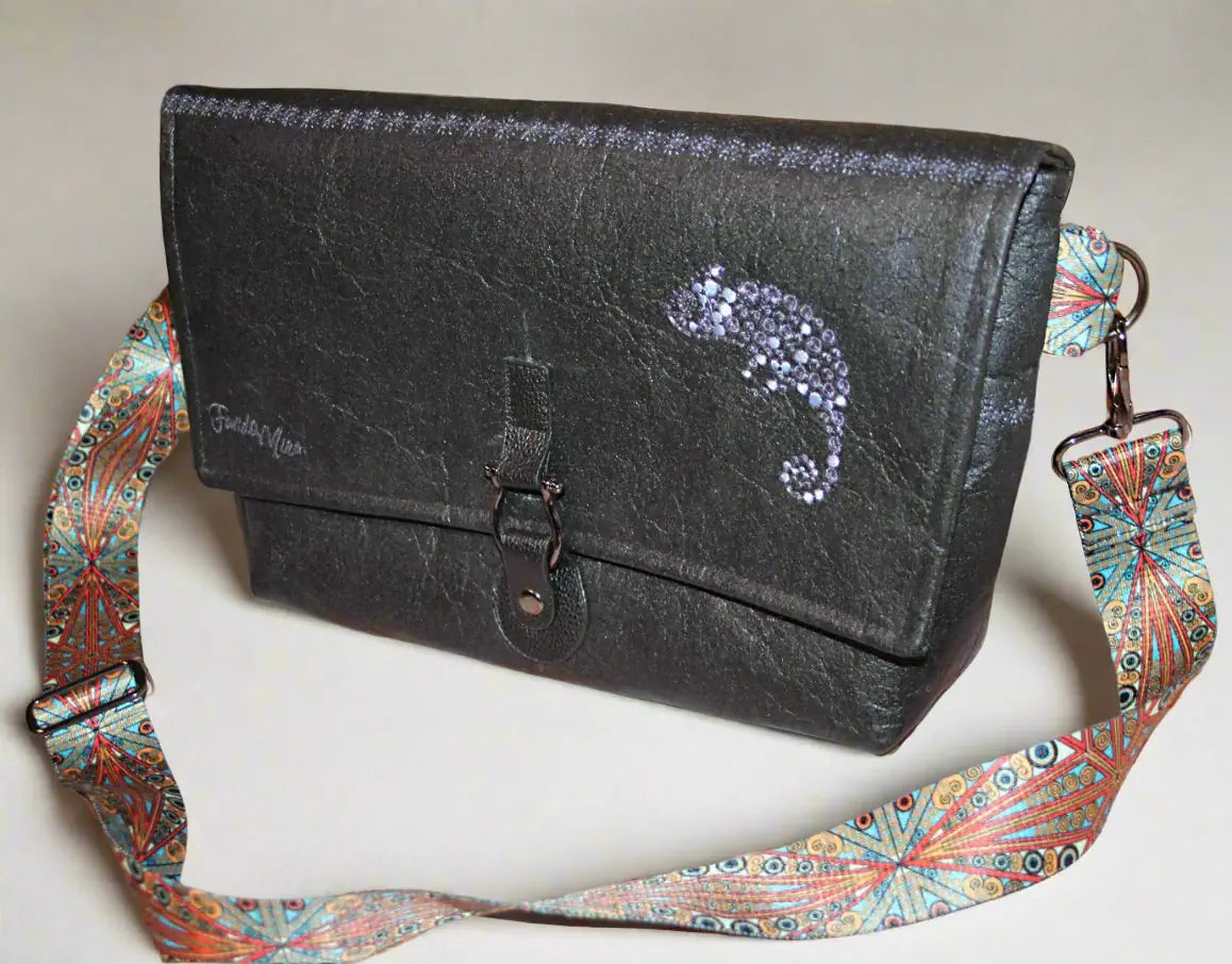 Handtasche aus Pinatex, schwarz, stehend