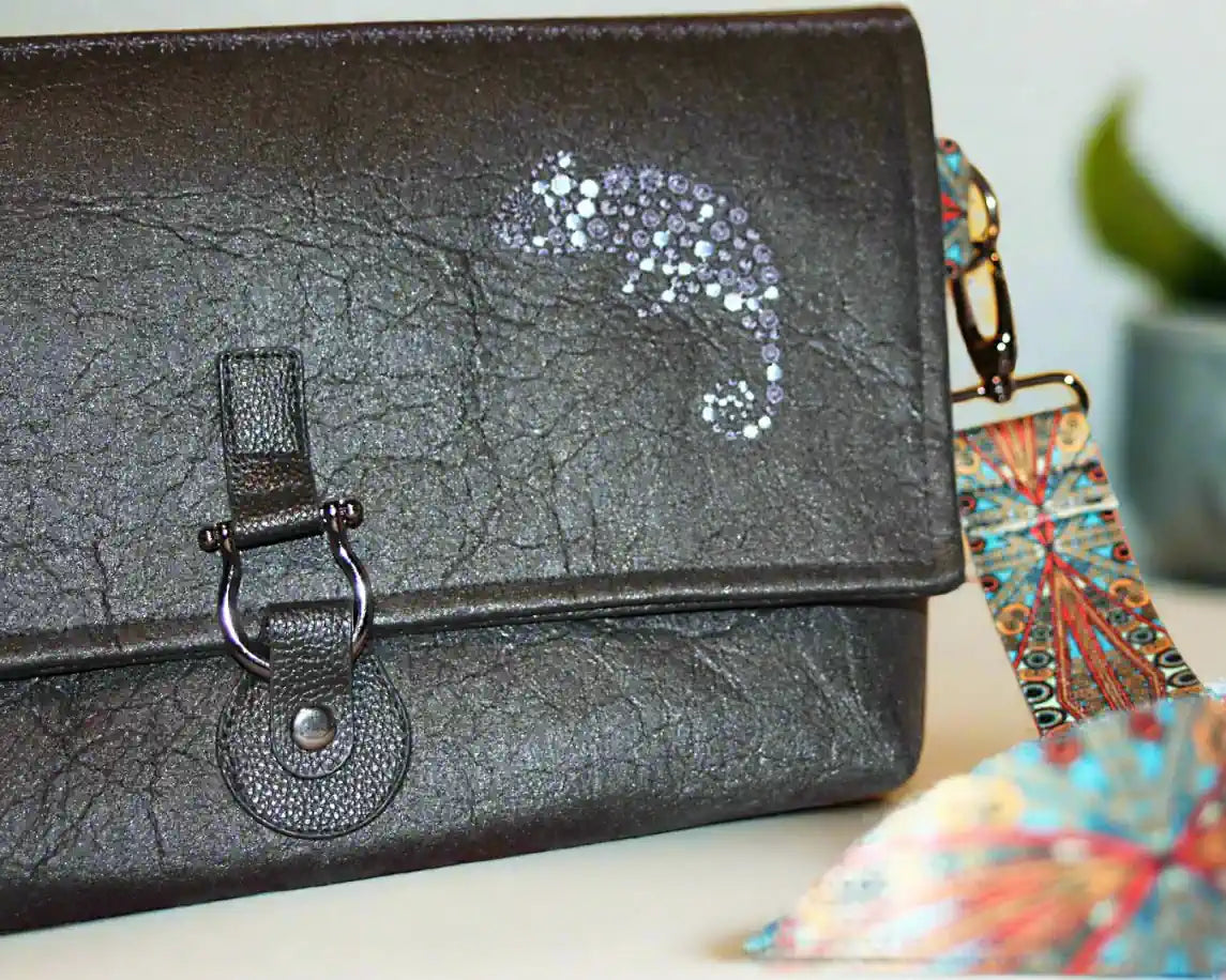 Handtasche aus Pinatex, schwarz, stehend