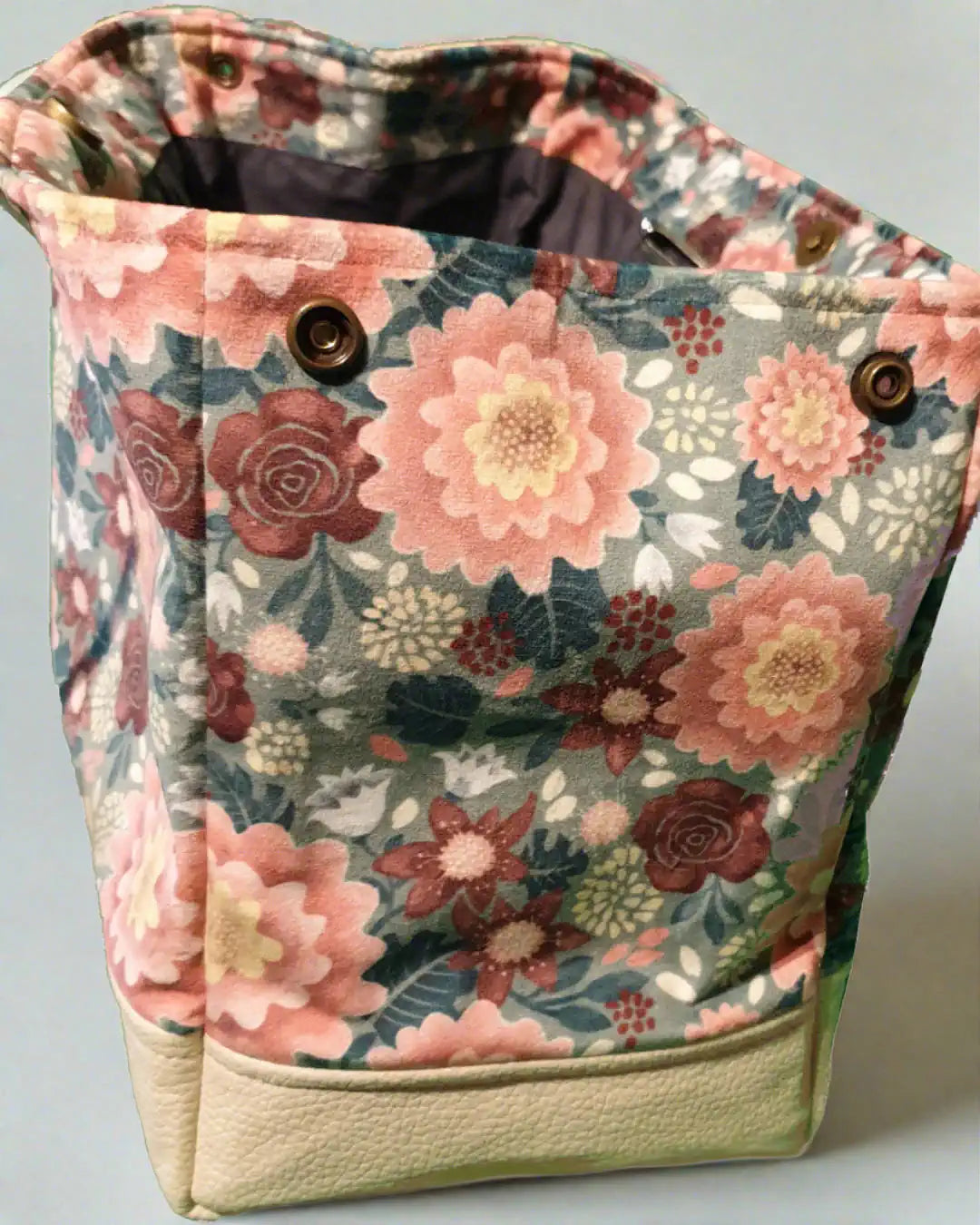 Henkeltasche seitlich