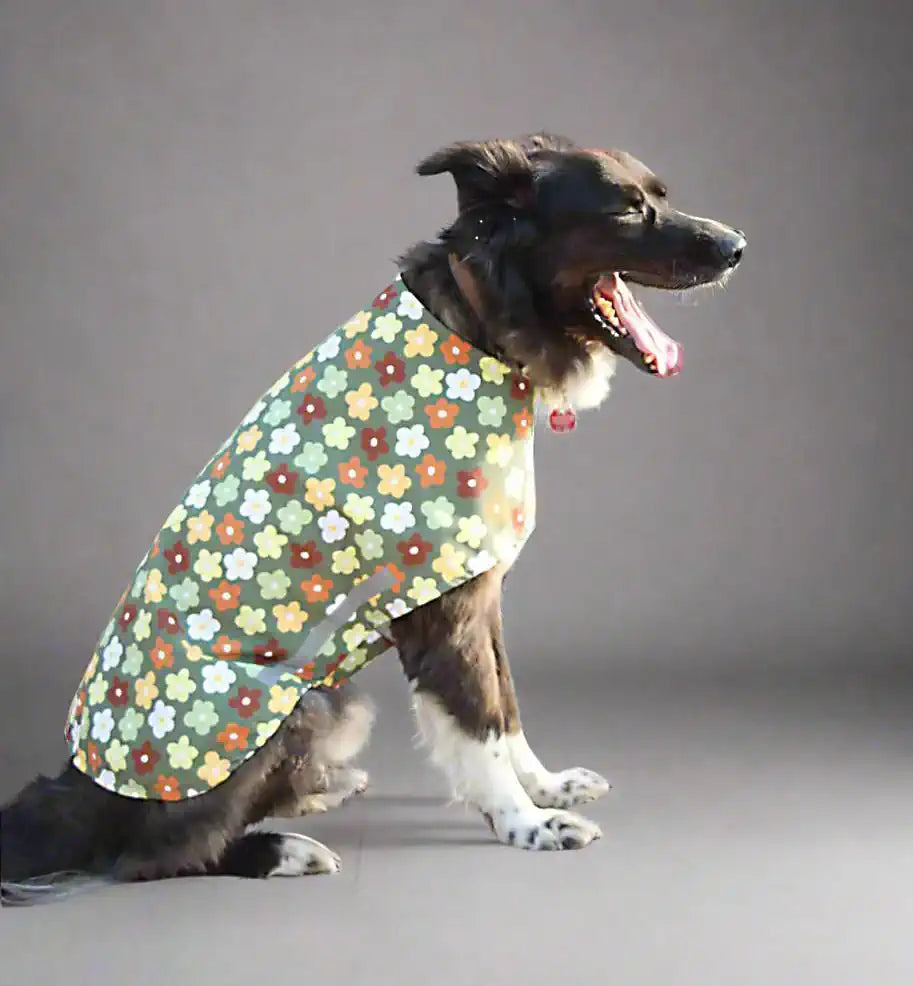Hund mit Regenmantel, Blumendesign