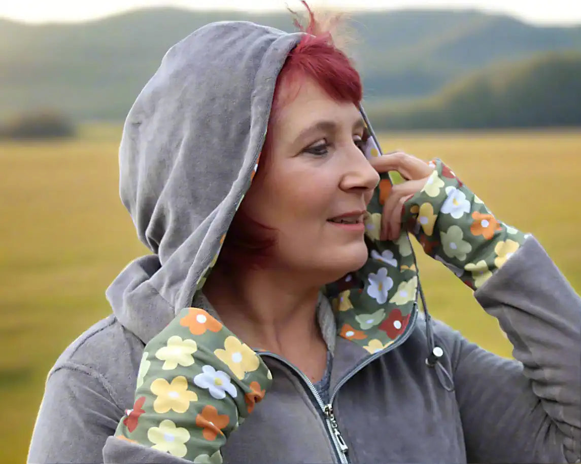 Kapuzenjacke grau Blumen seitlich