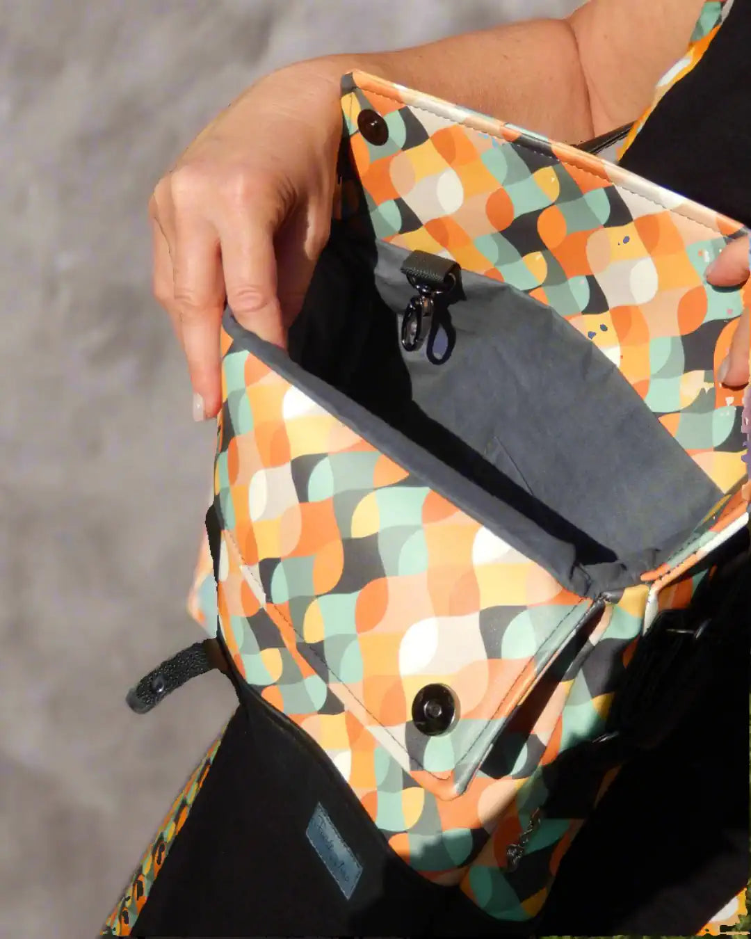Handtasche Kunstleder retro, geöffnet