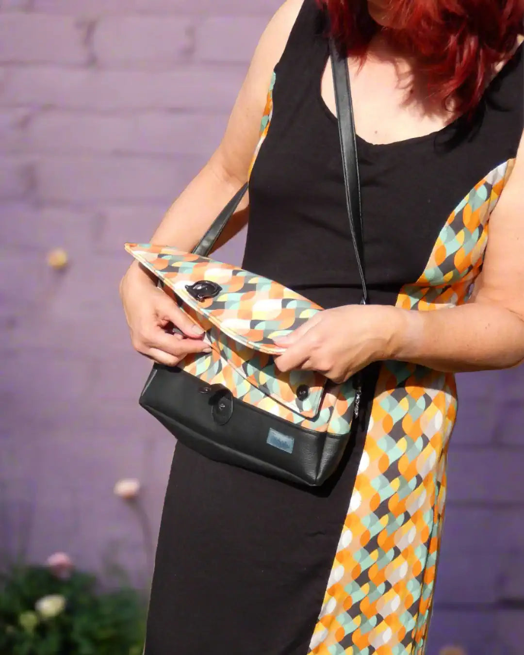 Handtasche aus Kunstleder, passend zum Sommerkleid
