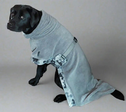 Hund sitzend, mit grauem Bademantel