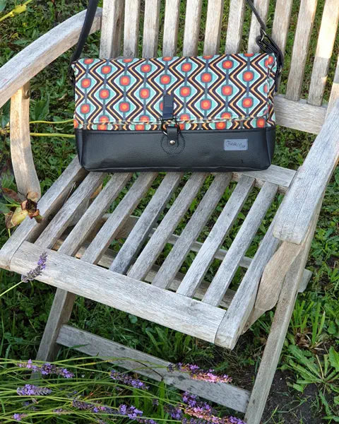 Samt Tasche Retro auf Stuhl