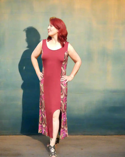 Langes Sommerkleid in rot/gemustert, mit Cutout am Bein - Vorderansicht