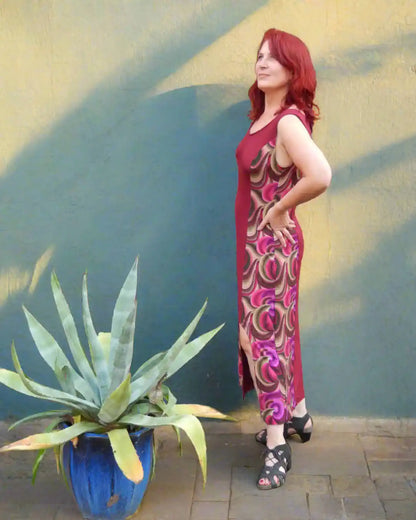 Langes Sommerkleid in rot/gemustert, mit Cutout am Bein - seitliche Ansicht