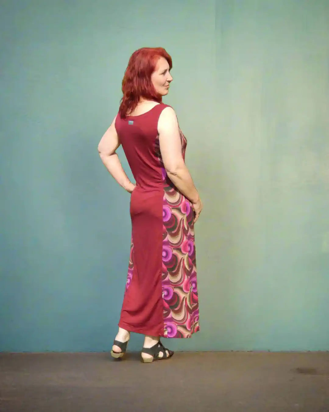 Langes Sommerkleid in rot/gemustert, mit Cutout am Bein - Rückansicht