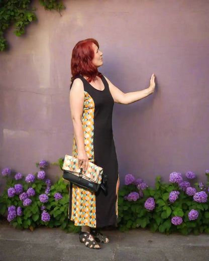 Langes Sommerkleid in schwarz/retro, mit Cutout am Bein, mit farblich passender Handtasche