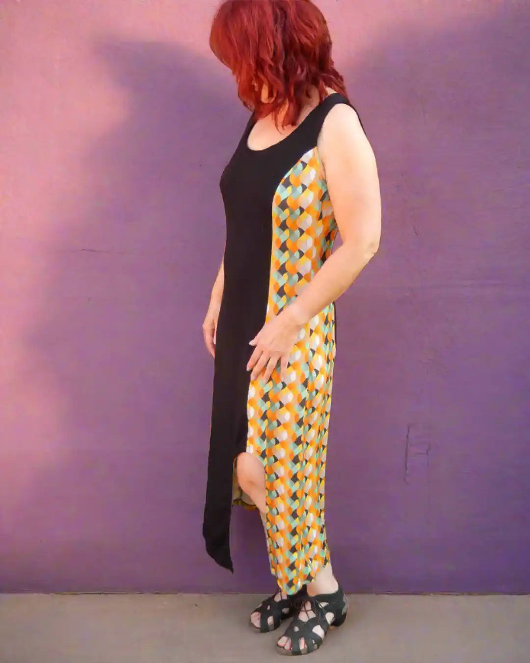 Langes Sommerkleid in schwarz/retro, mit Cutout am Bein, seitliche Ansicht