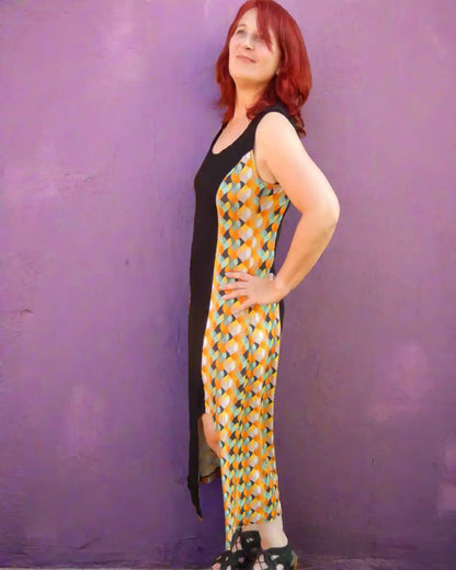 Langes Sommerkleid in schwarz/retro, mit Cutout am Bein, seitliche Ansicht
