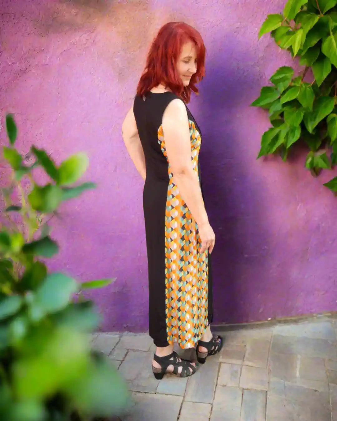 Langes Sommerkleid in schwarz/retro, mit Cutout am Bein, seitliche Rückansicht