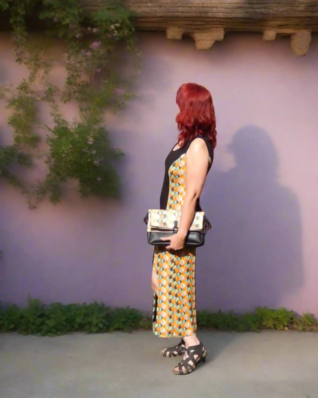 Langes Sommerkleid in schwarz/retro, mit Cutout am Bein, mit farblich passender Handtasche