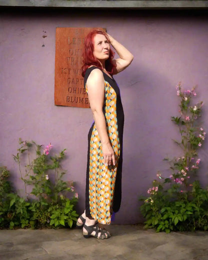 Langes Sommerkleid in schwarz/retro, mit Cutout am Bein, seitliche Ansicht