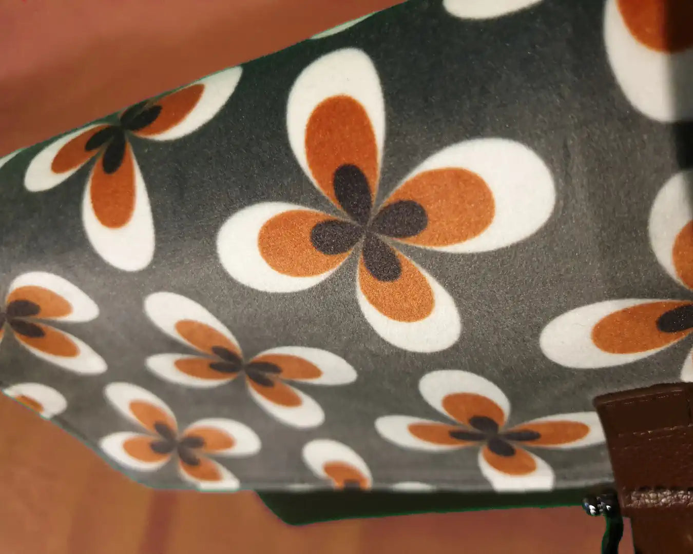 Handtasche aus Samt mit Blumen Detail